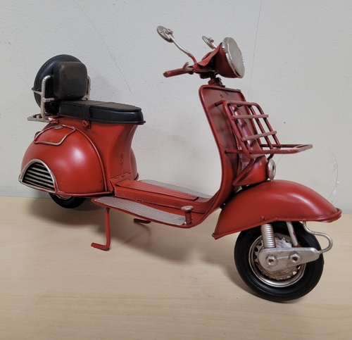 Rode retro scooter metalen model