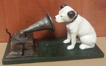 His masters voice hond met grammofoon van gietijzer