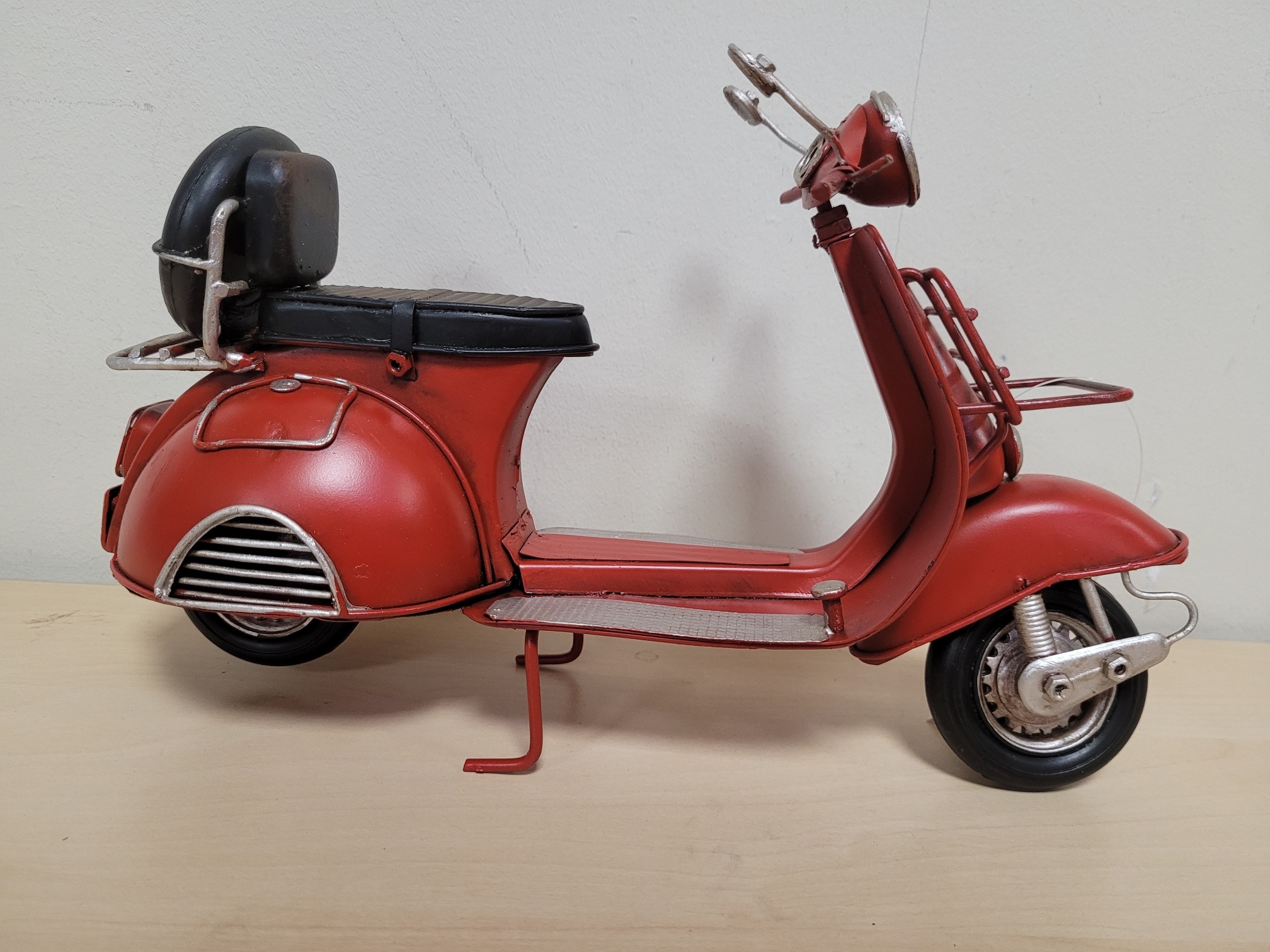 Rode retro scooter metalen model