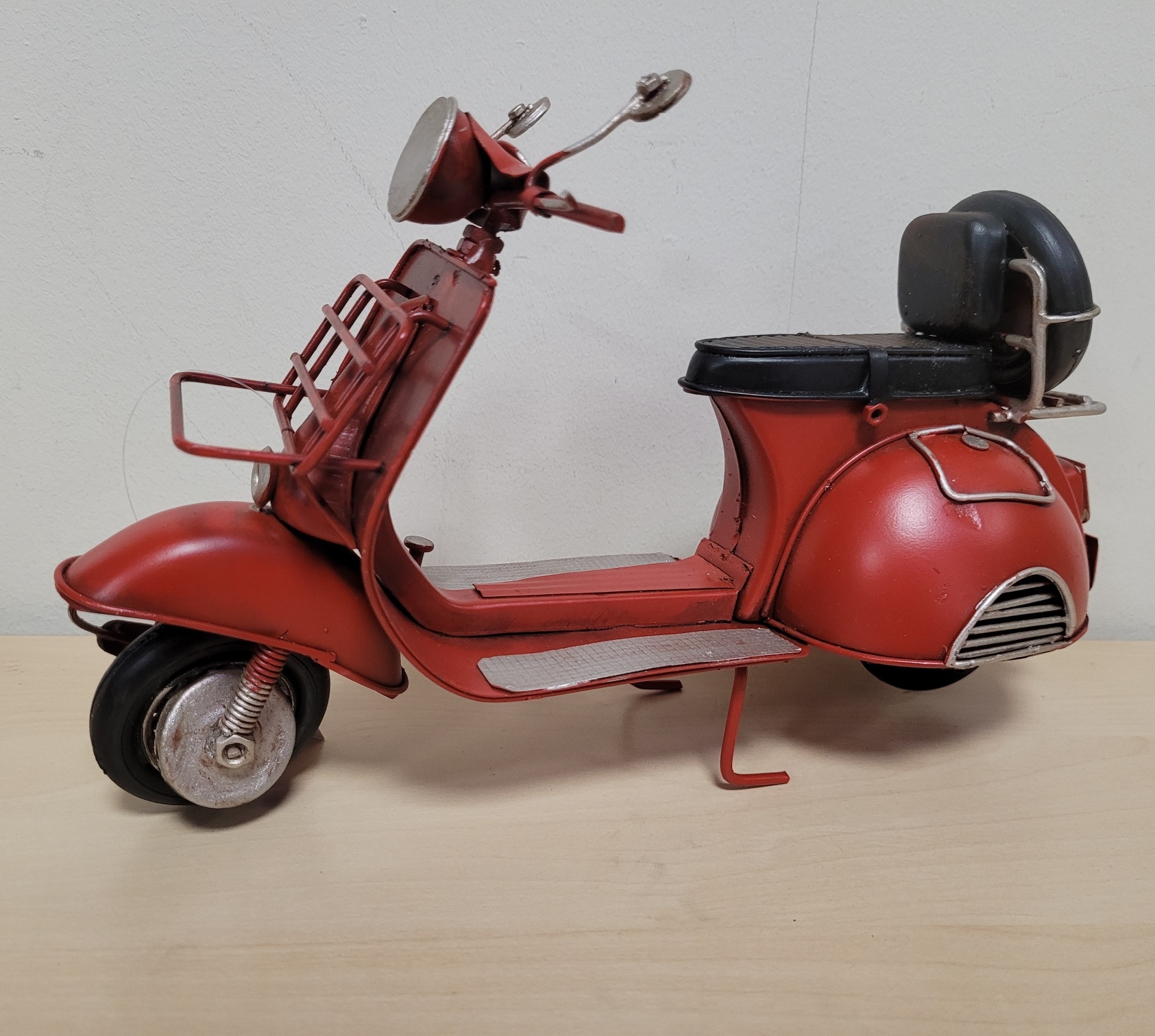 Rode retro scooter metalen model