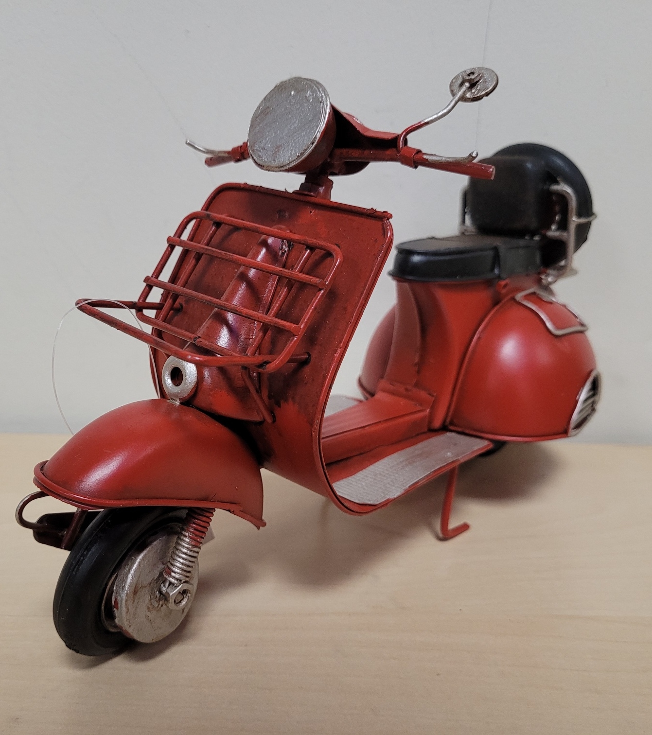 Rode retro scooter metalen model